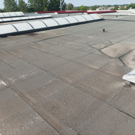 Tetto industriale con vecchia guaina