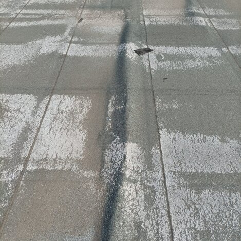 Dettaglio tetto industriale con vecchia guaina