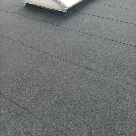 Dettaglio tetto industriale con nuova guaina