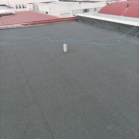 Dettaglio tetto industriale con nuova guaina