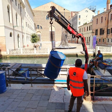 Bonifica e smaltimento sicuro di cisterna contaminata