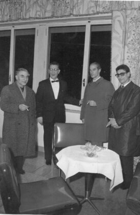 Palazzo della Provincia Ragusa anno 1965 da sin. il pittore G.De Vita e il critico d'arte dott. Maganuco