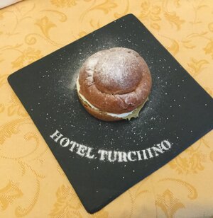 Brioches siciliane ,con ripieno al pistacchio