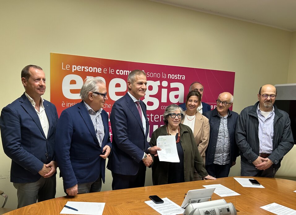 estra_firma_macri_consumatori.jpeg