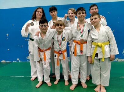 foto gruppo karate regionale 2025.jpeg