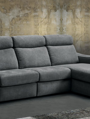 Divano Con Penisola e Posto Laterale con Relax Elettrico.