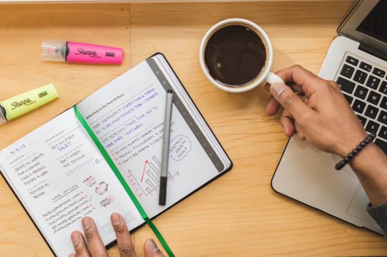 PER STUDIARE BENE, CI VUOLE LA SCRIVANIA GIUSTA!!! PER STUDIARE BENE, CI VUOLE LA SCRIVANIA GIUSTA!!!