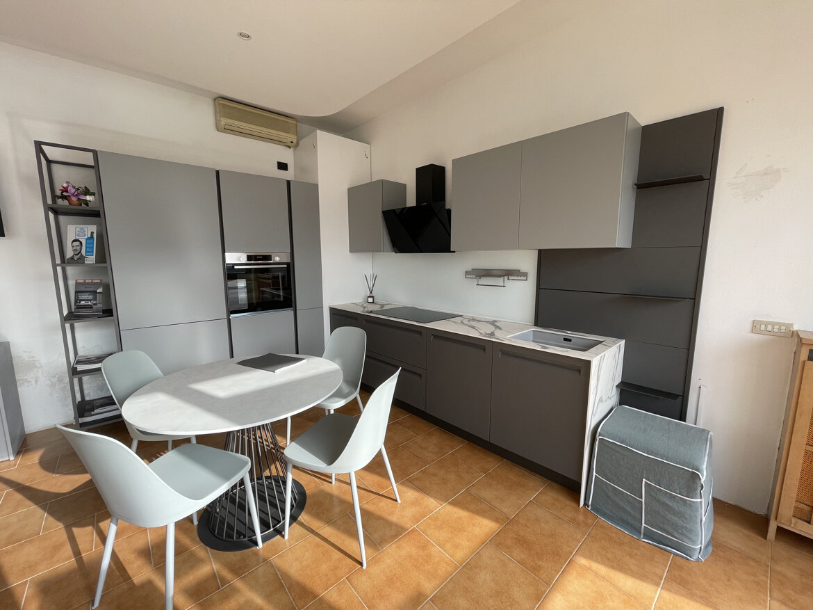 Cucina moderna anta laccata opaca e anta Tekna con maniglia incassata