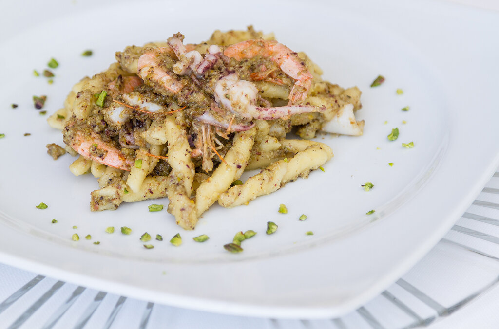 Strozzapreti con pesto di pistacchio e calamari