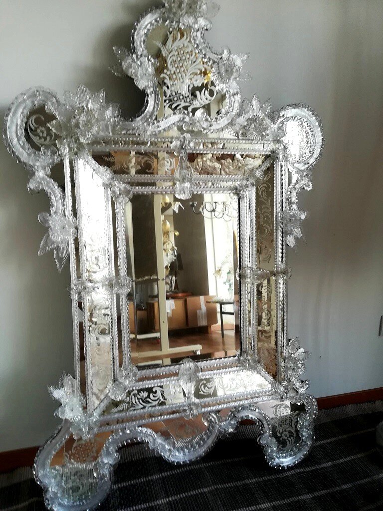 processo di restauro di uno specchio veneziano antico