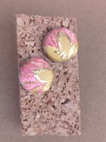 orecchino-base-argentata-con-broccato-fiore-rosa