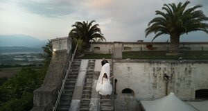 braccia aperte sfondo bianco