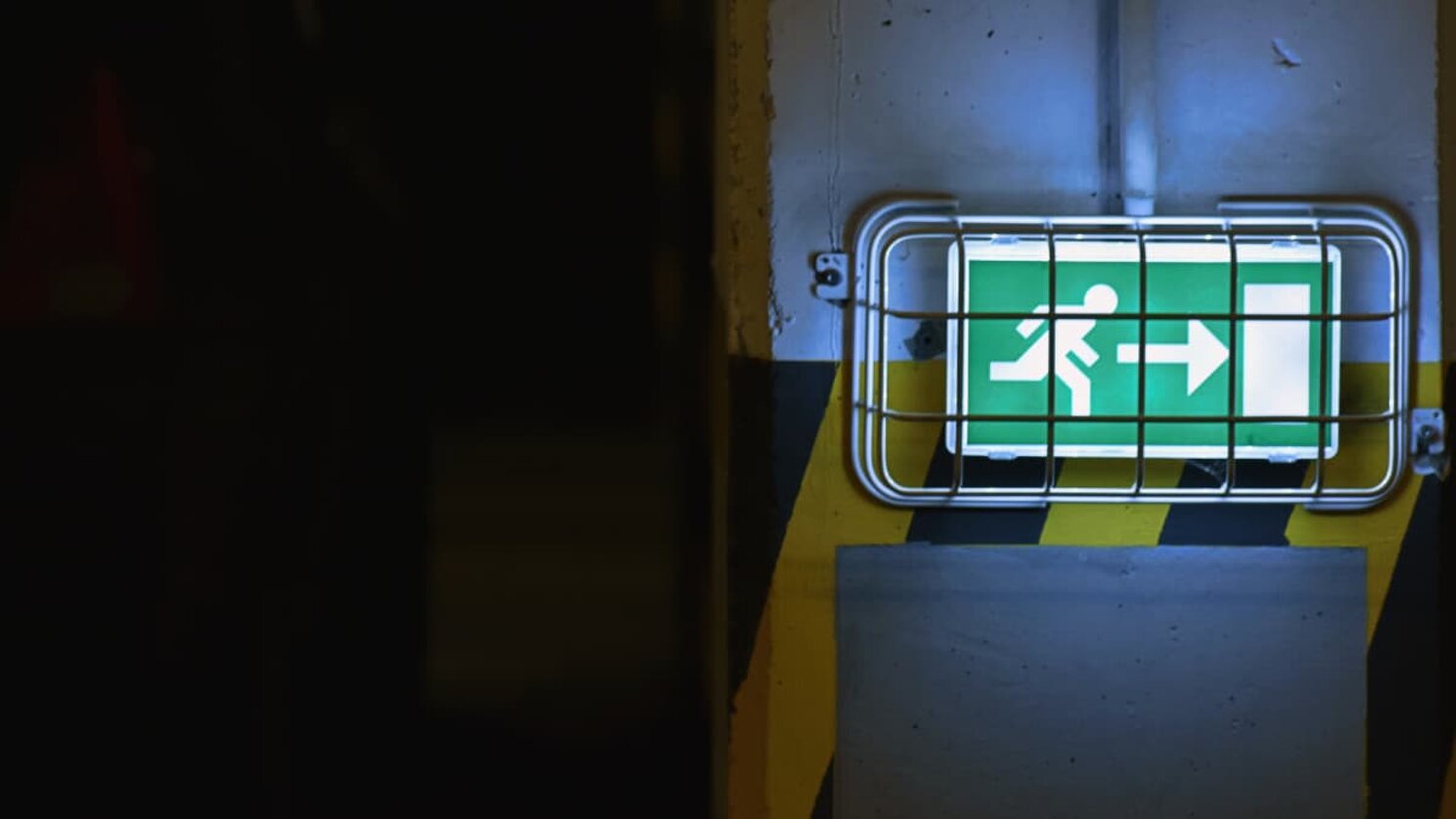 lampada di emergenza con simbolo di via di esodo