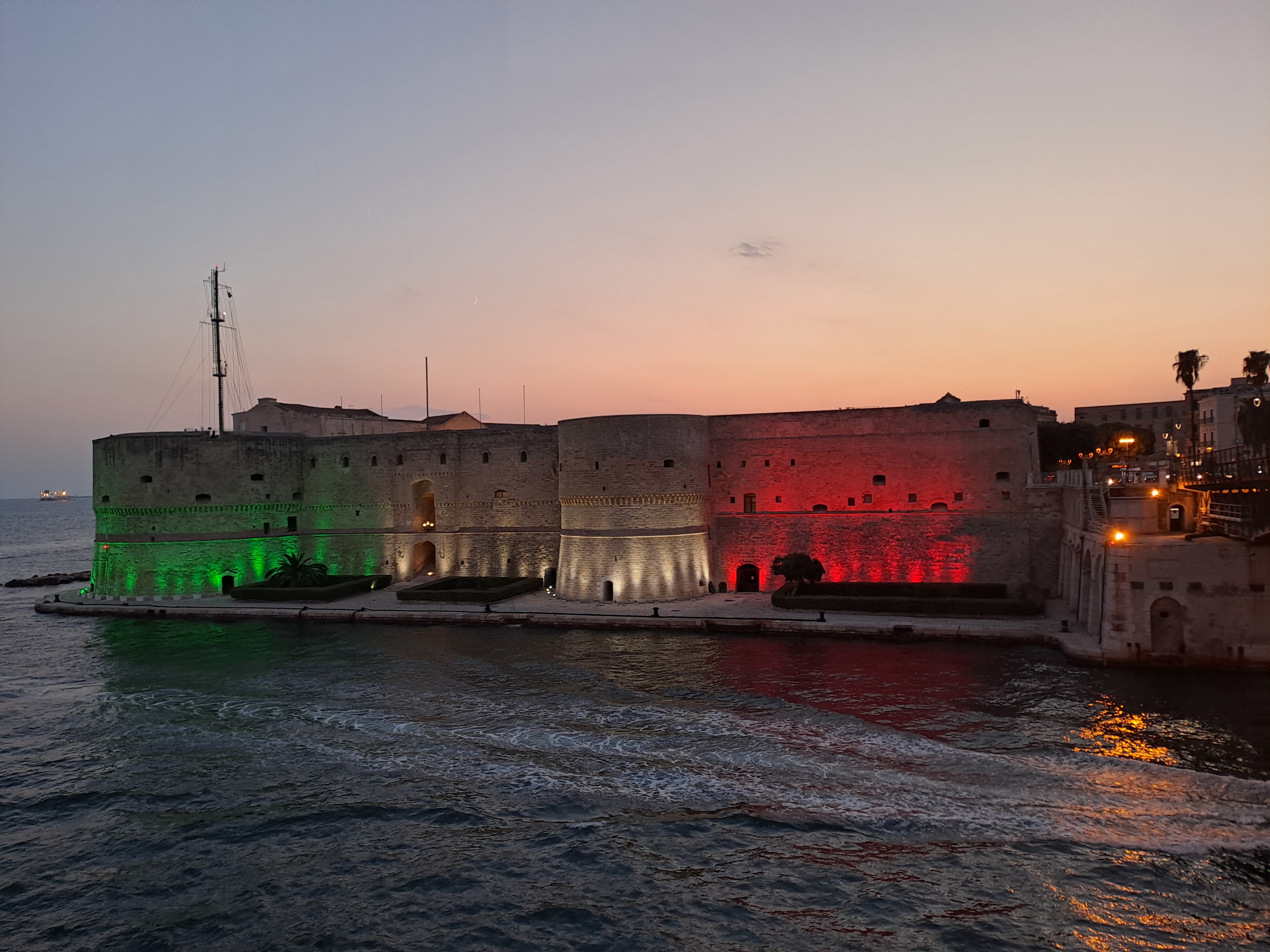 Il Castello Aragonese, l'anima di pietra che custodisce Taranto