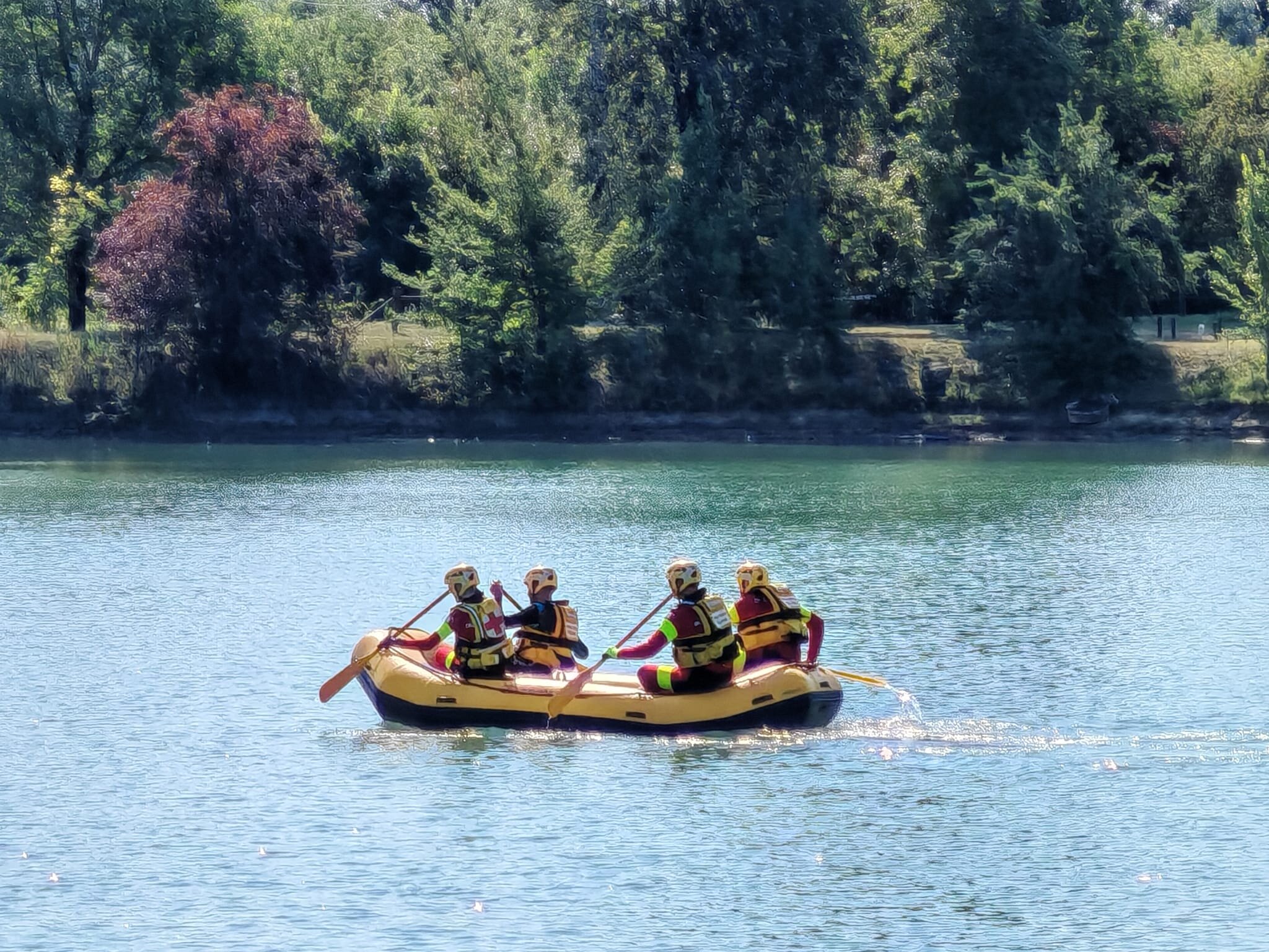 Ogni allenamento è una promessa di speranza: sul lago di Correggio alcuni componenti del gruppo OPSA si preparano a salvare vite