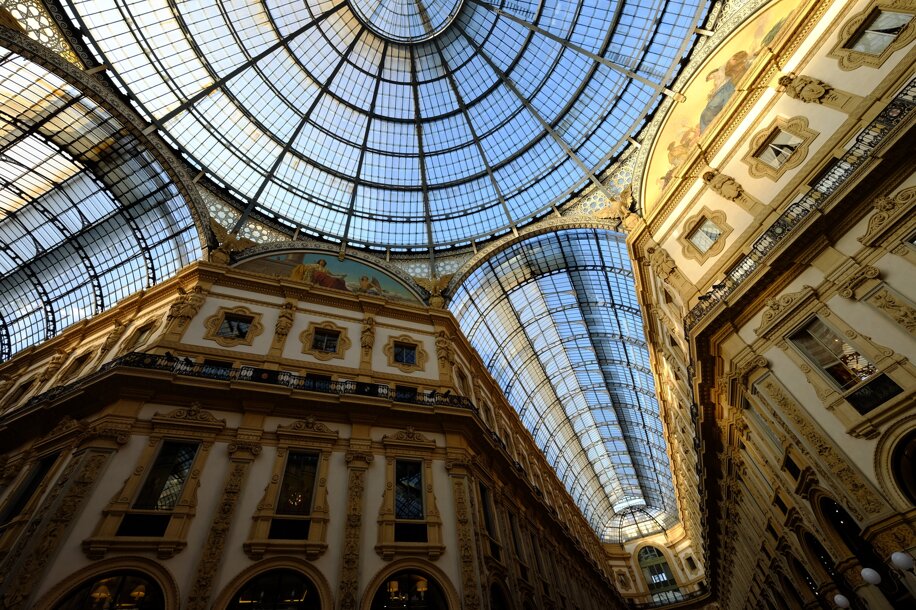 colpo-basso-angolo-di-soffitto-di-vetro-con-pareti-bianche-e-dorate-con-immagini.jpeg