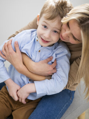 adorabile-madre-e-figlio-che-abbraccia.jpeg