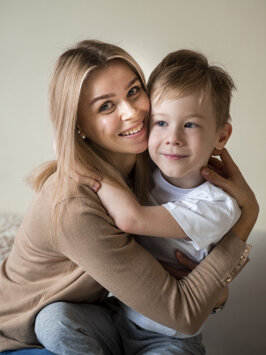 bella-madre-di-vista-frontale-che-posa-con-il-figlio.jpeg