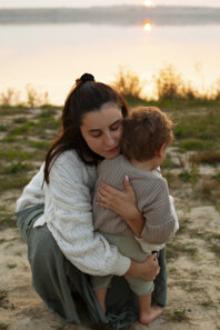 la-mamma-trascorre-del-tempo-con-il-bambino-spiaggia.jpeg
