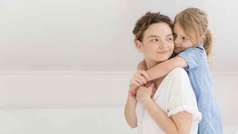 ragazza-che-abbraccia-la-sua-mamma-casa.jpeg