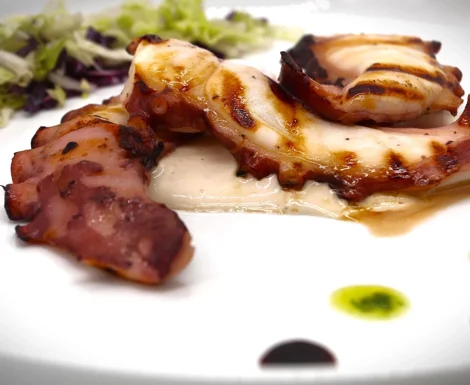 Polpo alla griglia cotto a bassa temperatura su crema