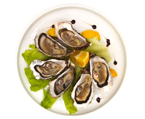 Ostriche fresche su letto di insalata croccante