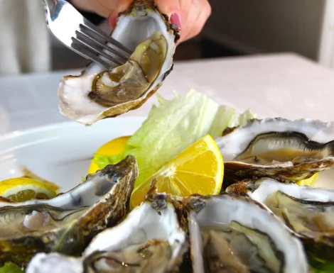 Ostriche fresche su letto di insalata croccante