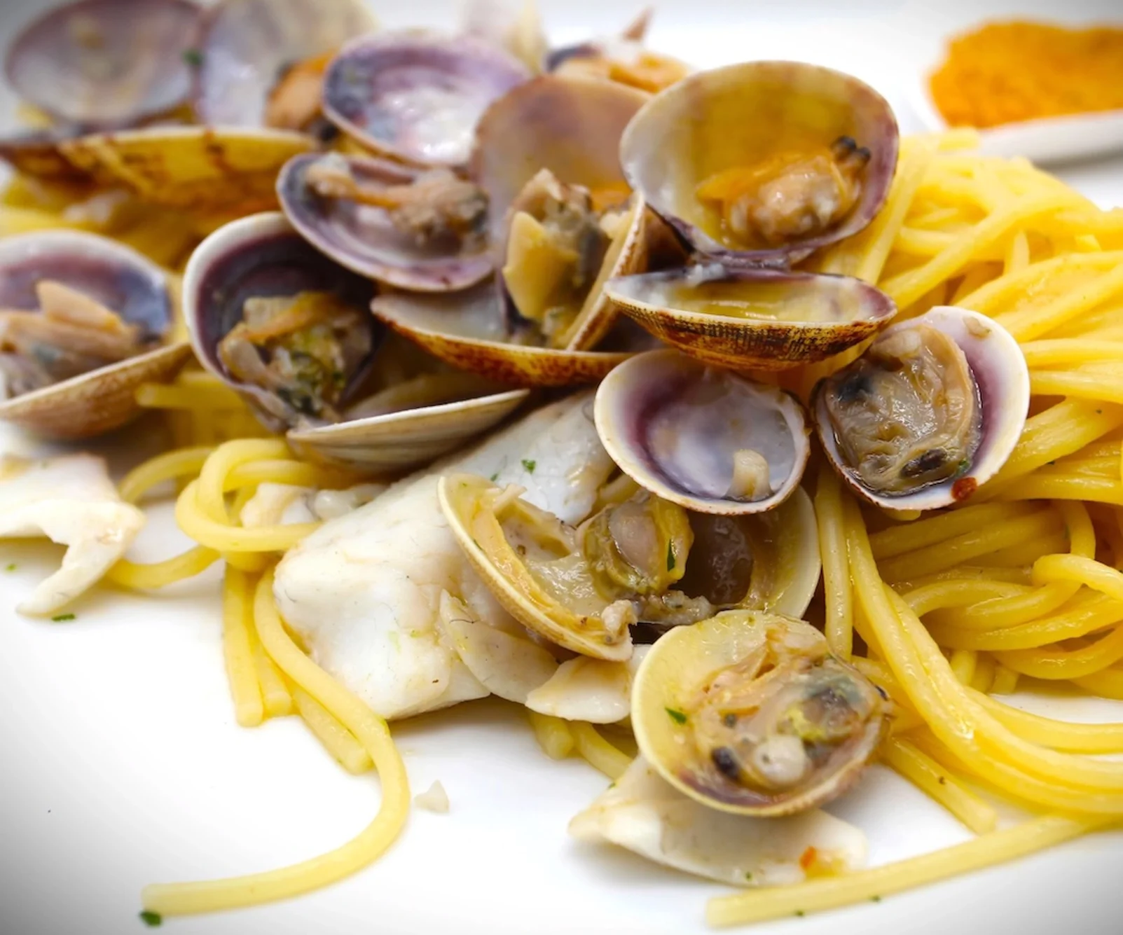 Spaghetti alle vongole, branzino e bottarga