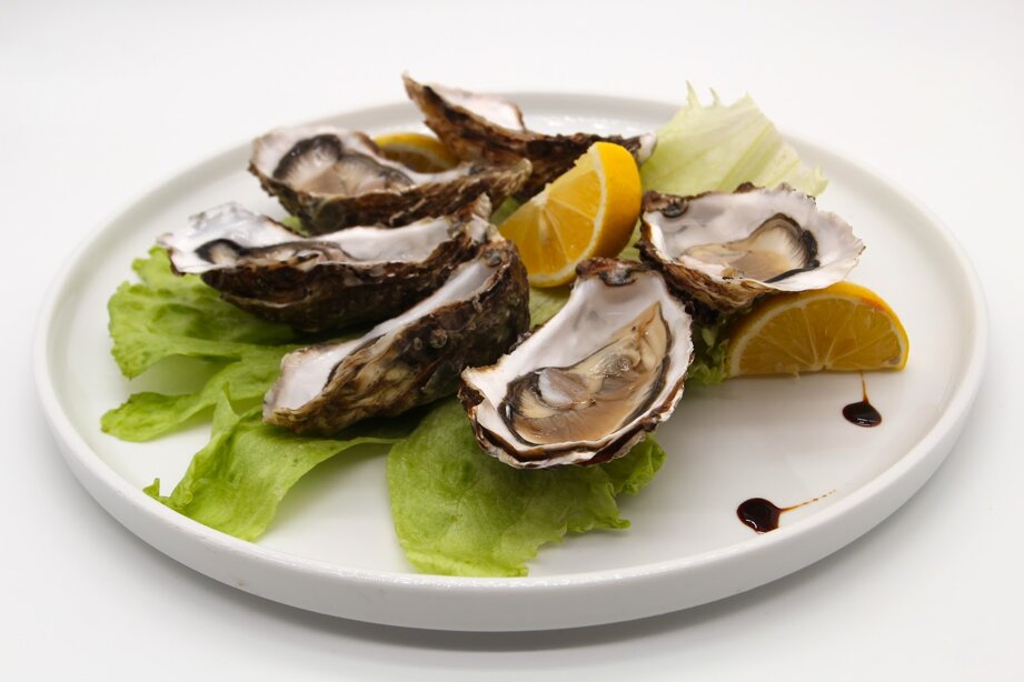 Ostriche fresche su letto di insalata croccante