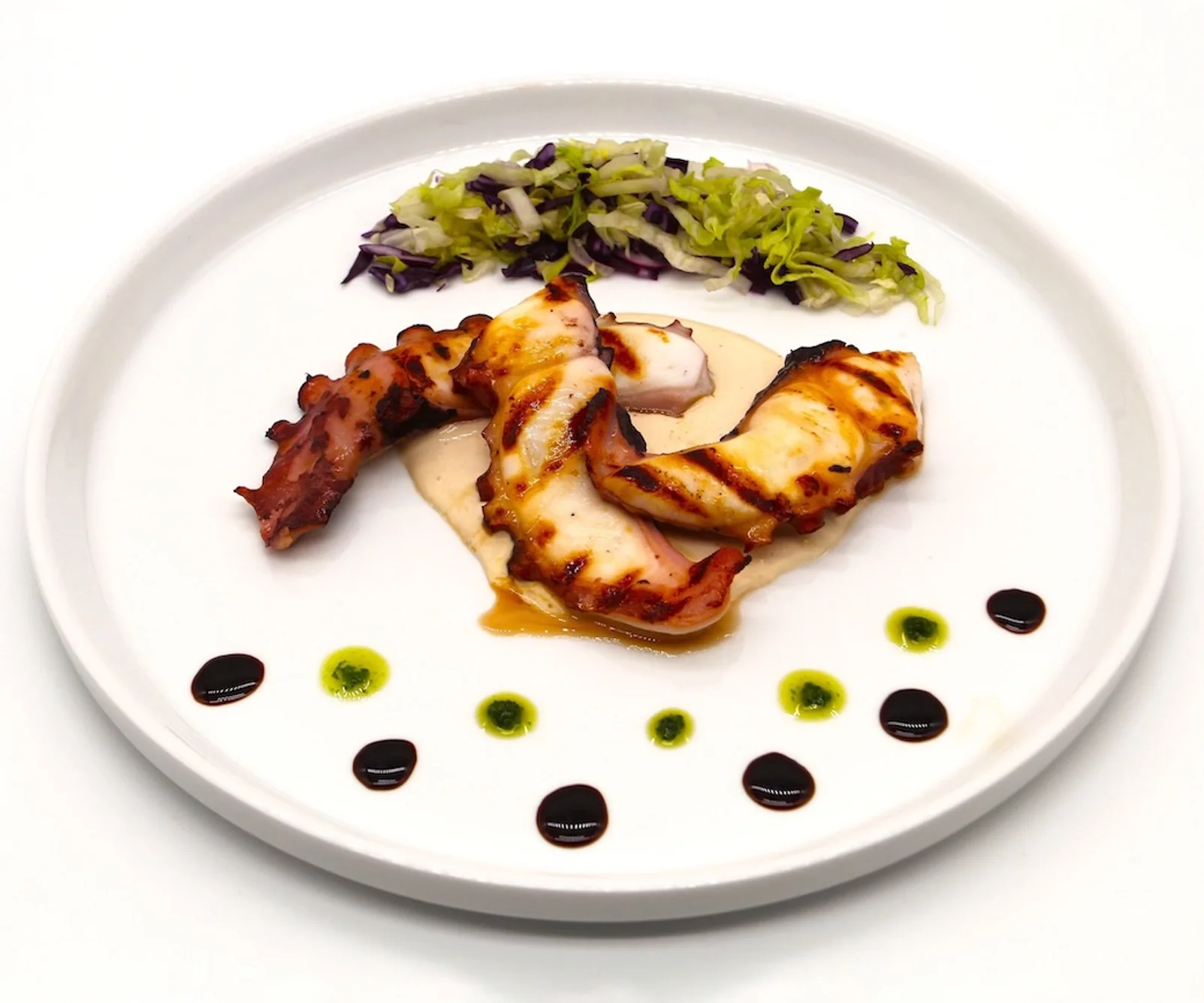 Polpo alla griglia cotto a bassa temperatura su crema