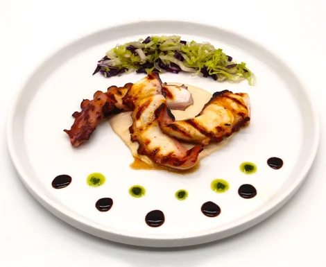 Polpo alla griglia cotto a bassa temperatura su crema