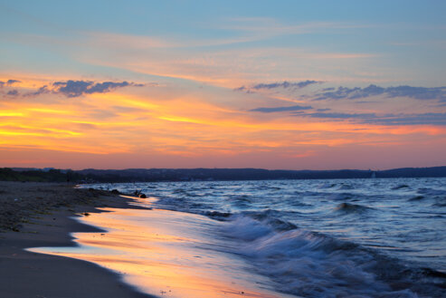 spiaggia-al-tramonto-con-le-nuvole.jpeg