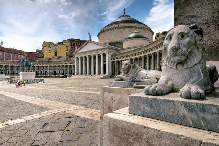 hollywood-arriva-a-napoli-piazza-del-plebiscito-ospita-le-riprese-di-un-importante-film