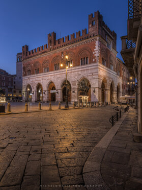 Piazza Cavalli e Palazzo Gotico (Pc)
