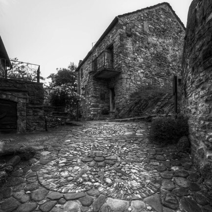 Particolare della pavimentazione nel borgo di Brugnello (giugno 2021) Particolare della pavimentazione nel borgo di Brugnello (giugno 2021)