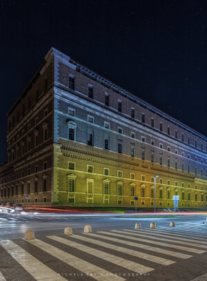 Palazzo Farnese in veste giallo/blu, a sostegno dell'Ucraina