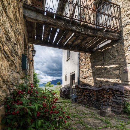 Scorcio da uno dei vicoli nella frazione Lago; al centro la vetta del monte Lesima (giugno 2021) Scorcio da uno dei vicoli nella frazione Lago; al centro la vetta del monte Lesima (giugno 2021)