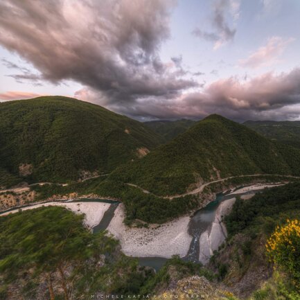 Ansa del fiume Trebbia vista dal borgo di Brugnello (giugno 2021) Ansa del fiume Trebbia vista dal borgo di Brugnello (giugno 2021)