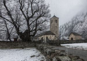 Ai piedi del Monte Rosa: il tiglio monumentale del XIII secolo e la chiesa vecchia a Macugnaga (VB)