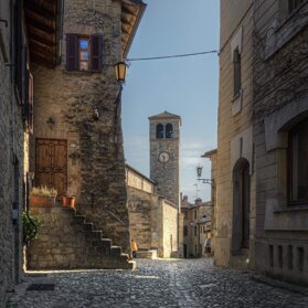 Scorcio del borgo di Vigoleno (Pc) ed in fondo la chiesa di San Giorgio.