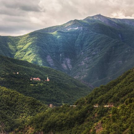 Monte Lesima e la frazione Carisasca (giugno 2021) Monte Lesima e la frazione Carisasca (giugno 2021)