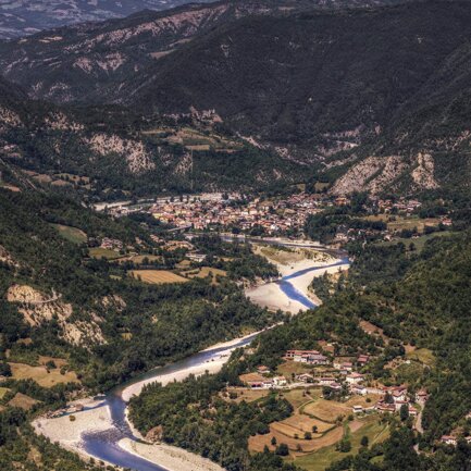 Panorama della Val Trebbia; dal basso i paesi Sanguineto, Marsaglia e Brugnello (Luglio 2020) Panorama della Val Trebbia; dal basso i paesi Sanguineto, Marsaglia e Brugnello (Luglio 2020)