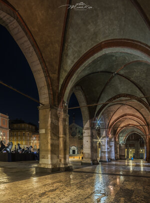 Sotto i portici di Palazzo Gotico.... (Pc)