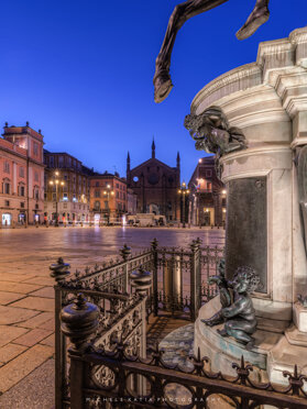 Ora blu prima dell'alba in piazza Cavalli (Pc)