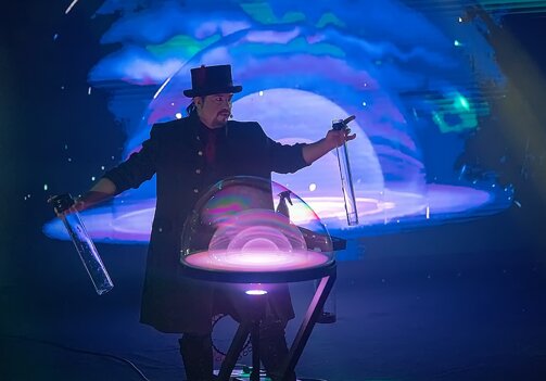 tavolo luminoso con ledwall.jpeg