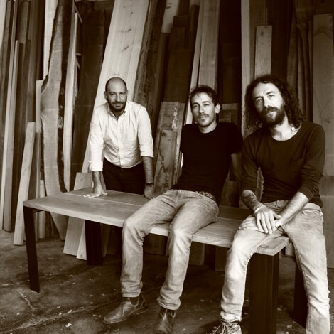uomo-che-lavora-un-laboratorio-di-incisione-su-legno%20(1).jpeg