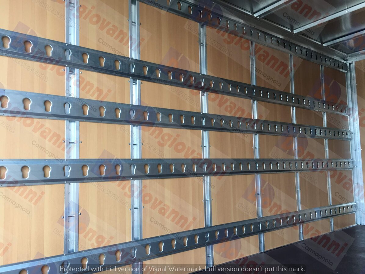 Furgone bianco, rivestimento interno.