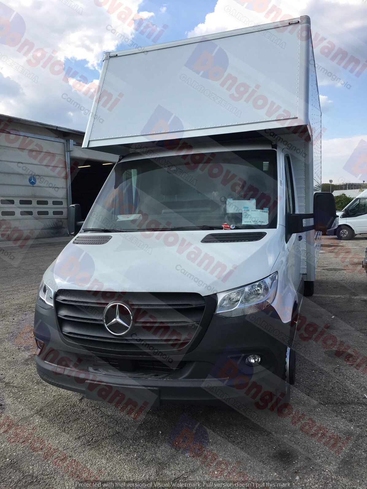 Furgone bianco Carrozzeria Dongiovanni, vista frontale.