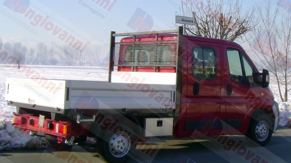 Cassone su veicolo con doppia cabina