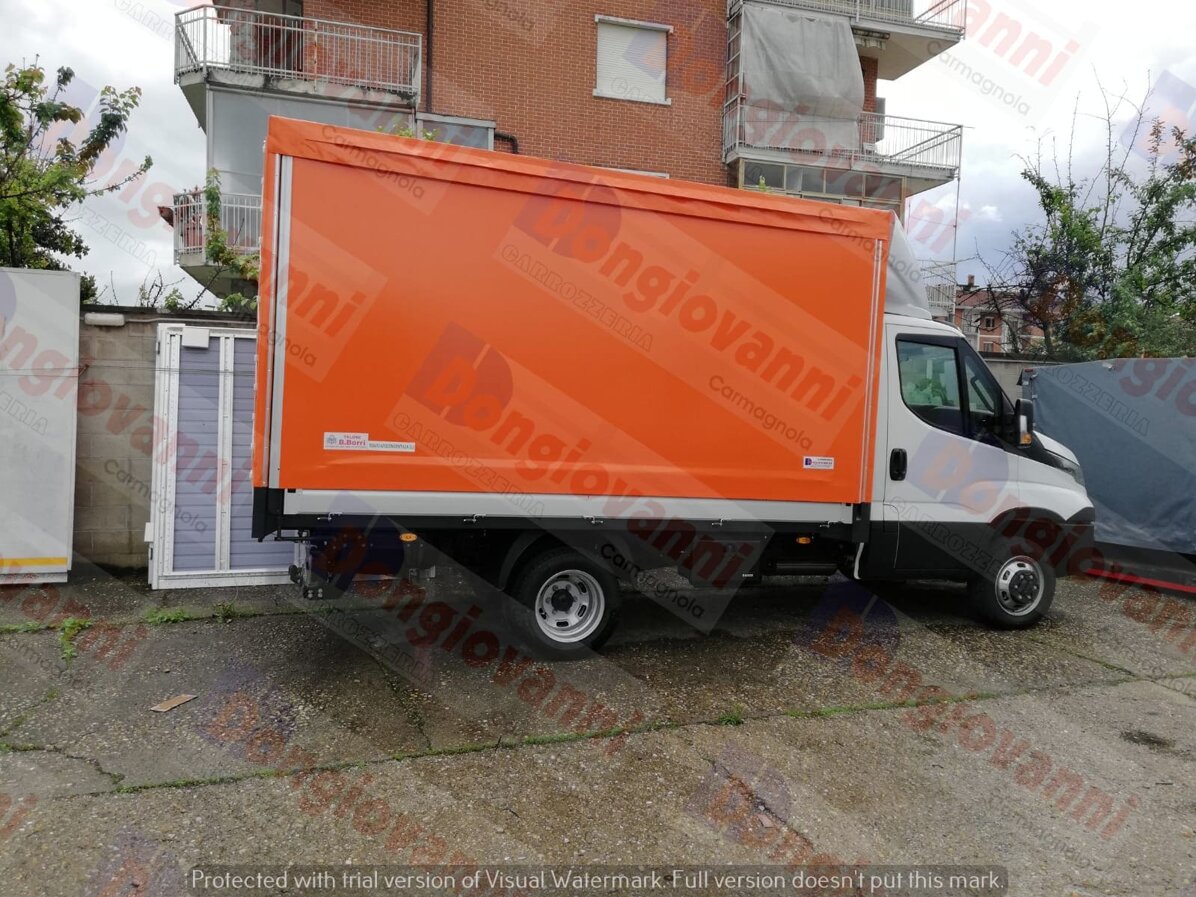 Cassone con centina e telone arancione.